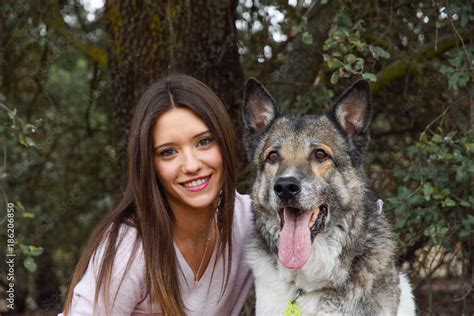 mujeres con perros xxx|Chica joven a solas con su perro